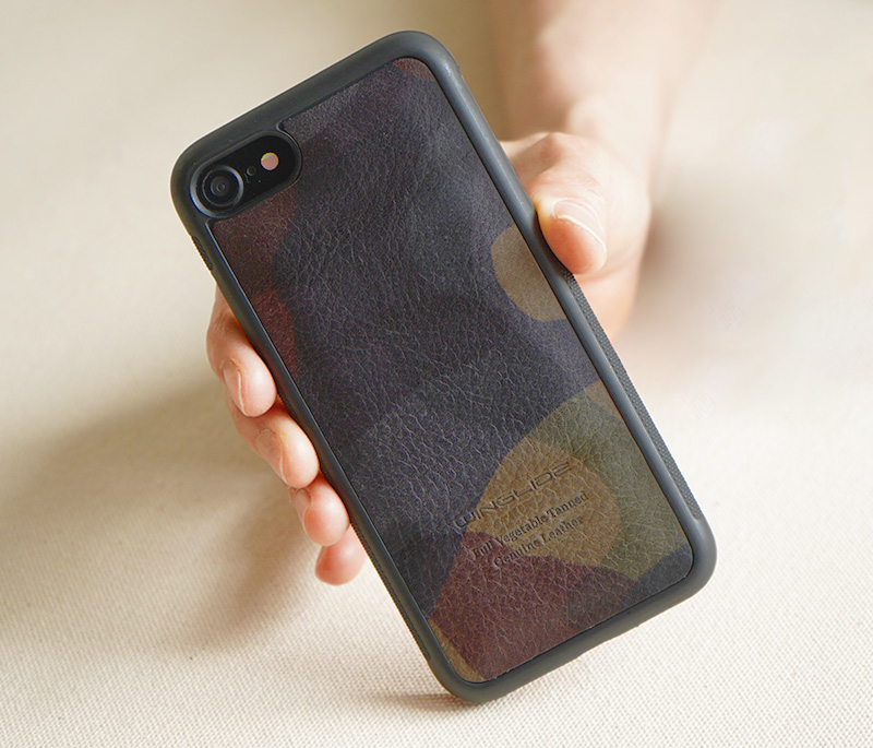 珍しいカモフラージュ柄のレザーを使用した背面型ケース for iPhoneSE2/SE3/8/7
