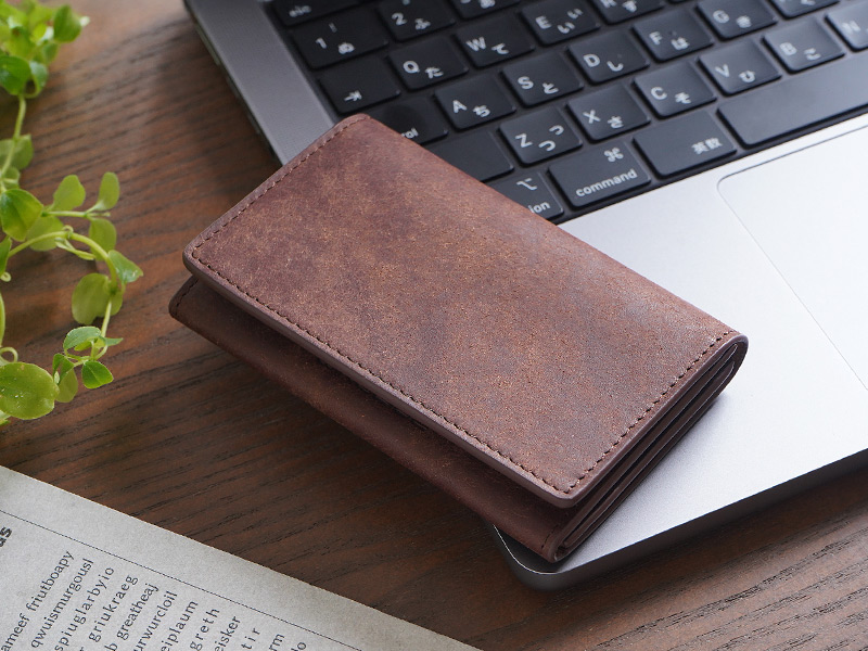 プエブロレザーのチョコ(ダークブラウン)がおしゃれなカードケース / 名刺入れ