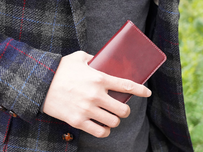 革のダイヤモンドと評されるコードバンを使用したスマホケース