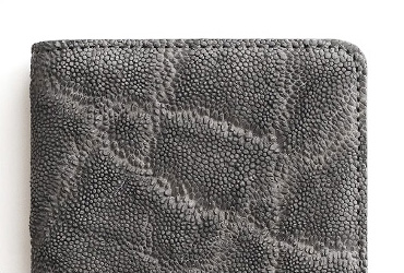 希少な象革を使用