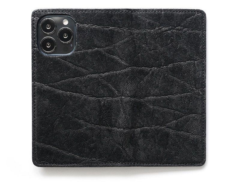 ケース表側全面に希少な象革を使用