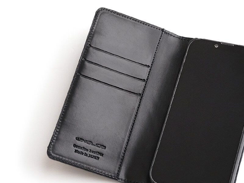 内側はツヤのある牛革を使用