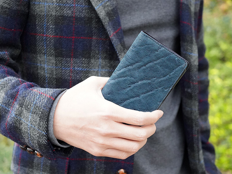 シンプルな象革スマホケース