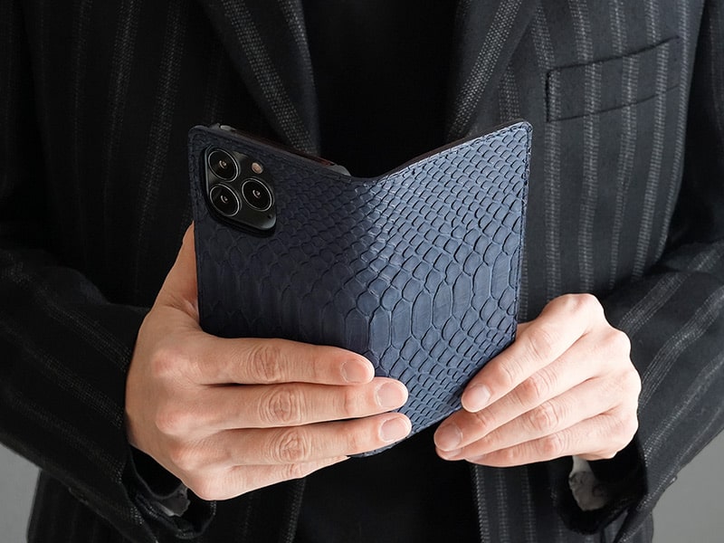 鱗の並びが美しいダイヤモンドパイソン(ヘビ革)を使用したiPhoneケース