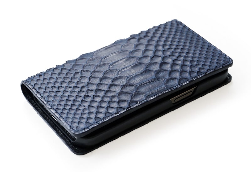鱗の並びが美しいダイヤモンドパイソン(ヘビ革)を使用したiPhoneケース