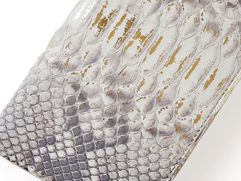 キゾチックレザーの中でも人気の高いダイヤモンドパイソンを贅沢に使用