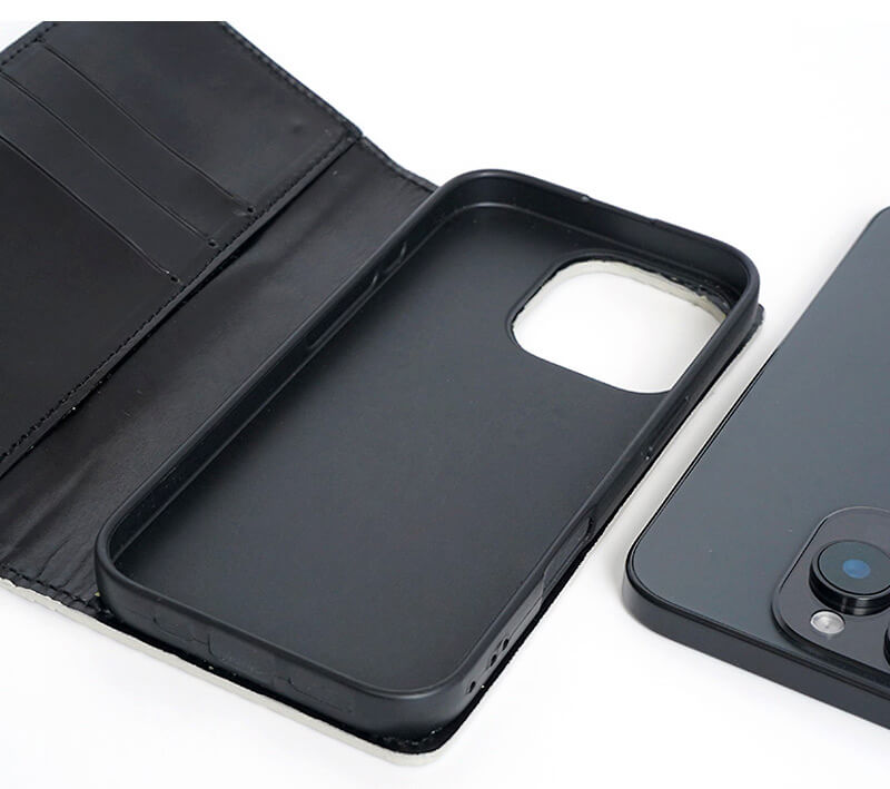 端末をホールドするフレーム部分はポリカーボネート素材でできています。