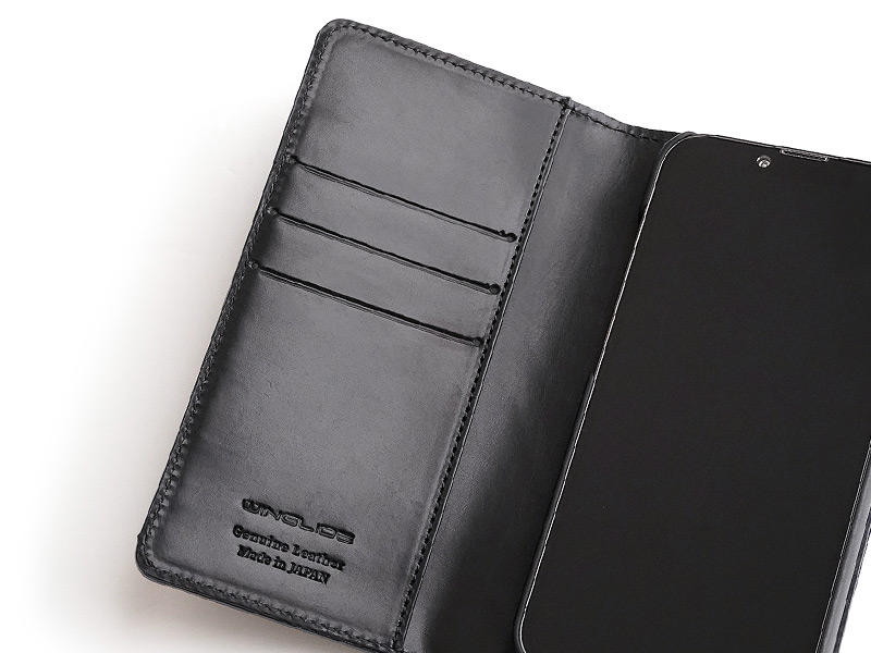 便利なカードポケット付き