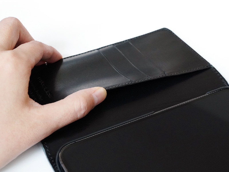 クレジットカード、ID、紙幣やレシート、名刺などが入れられるポケット付き。