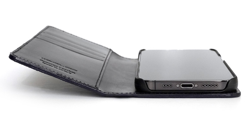 手帳型iPhoneケースを開いたときの様子