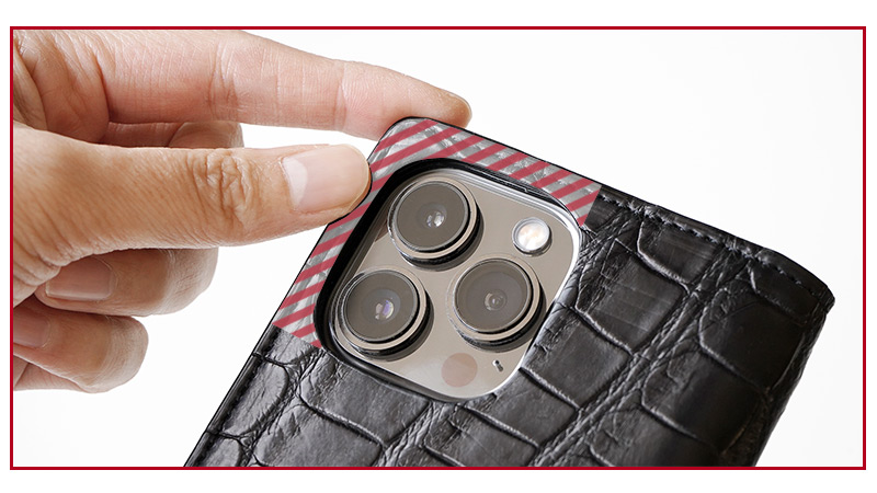 カメラ穴の外側部分（斜線の部分）は接着面が狭いため、取り扱いにはご注意ください。