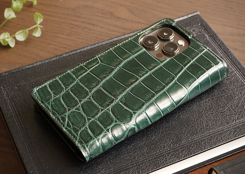 クロコダイルを使ったこのiPhoneケースは日本の熟練職人によるハンドメイドで作られています。