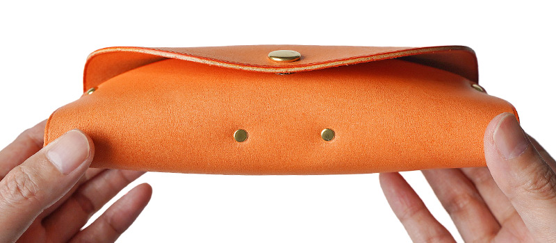 シンプルなデザインに金具のアクセントがおしゃれ