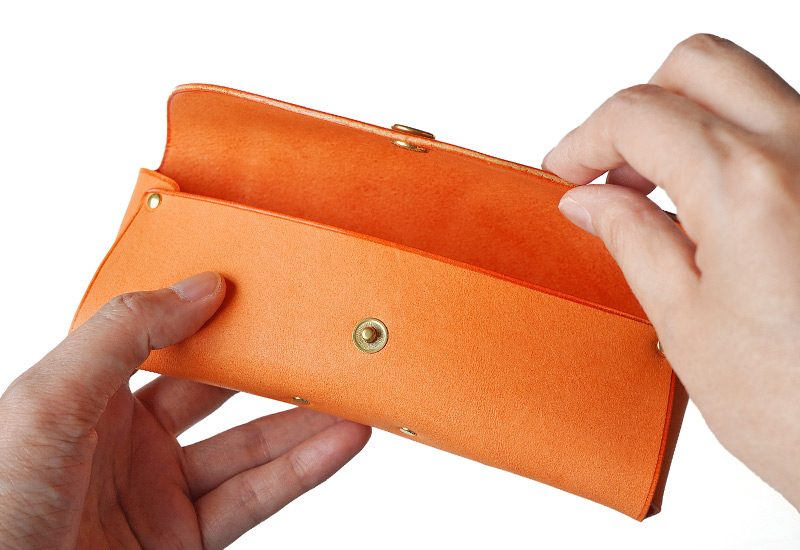 ボタン式のめがねケース