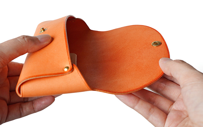 ボタン式のメガネケース