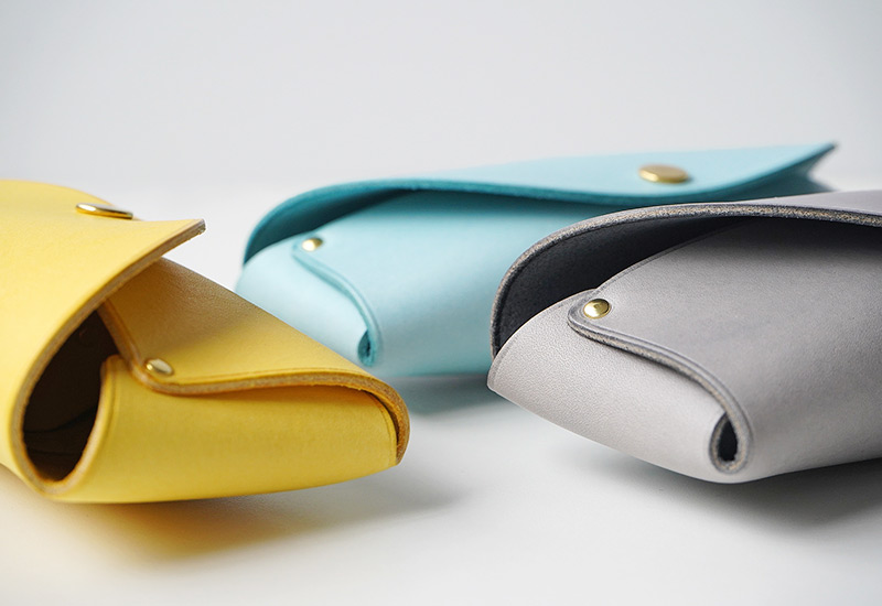 華やかな経年変化が楽しめる本革