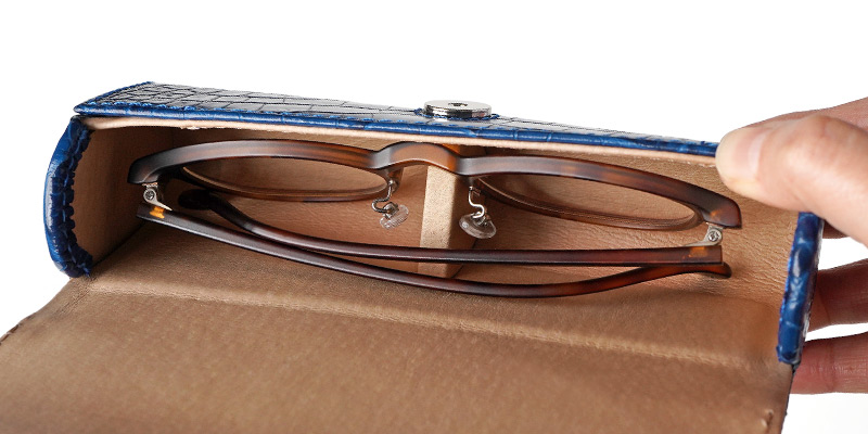 まるで革製の箱のような頑丈さ