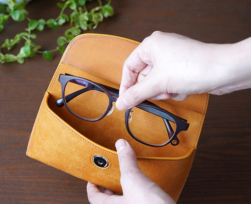 プエブロレザー ナポリがおしゃれなメガネケース