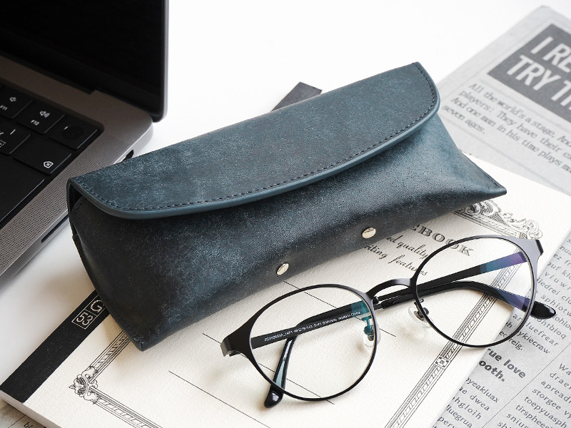プエブロレザー ネイビーがおしゃれなメガネケース