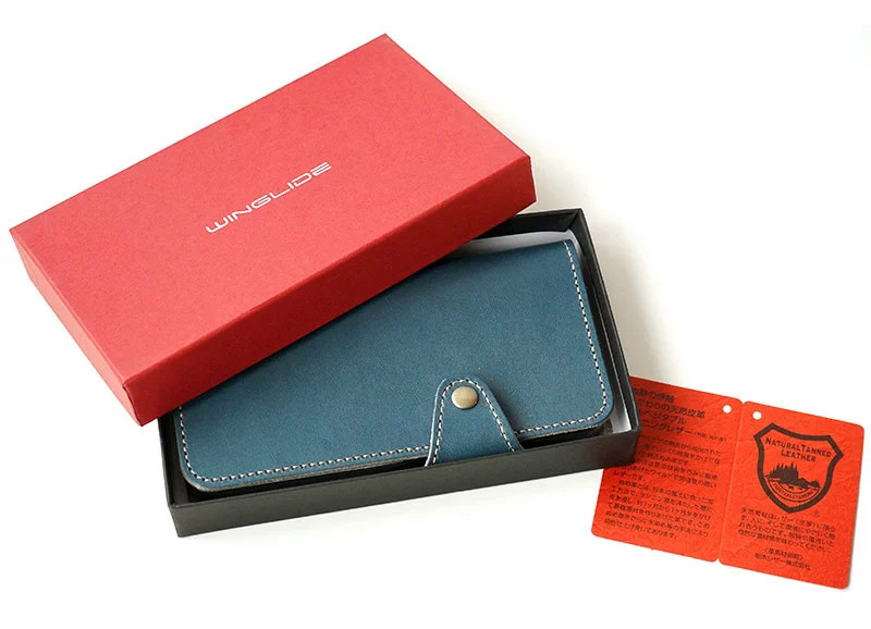 当店では革のコンディションを大切にしております。そのために通気性の良い薄紙で包み、輸送中の衝撃などで型崩れを防止するため、商品のサイズに合った専用の化粧箱に入れてお届けしております。おしゃれなパッケージとなっておりますので、プレゼント用としても最適です。