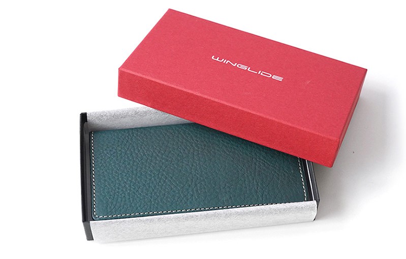 WINGLIDEの革製品は専用の化粧箱にいれてお届け