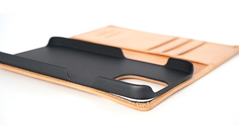 カメラホール部分は接着面積が狭いため、革を付けていません