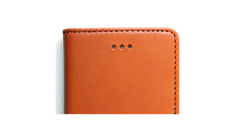 スピーカーホールが開いているので閉じたままで通話が可能、画面が汚れません。