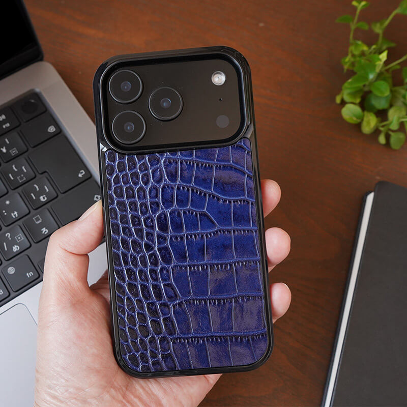 艶のあるクロコダイル型押しが美しいiPhoneケース