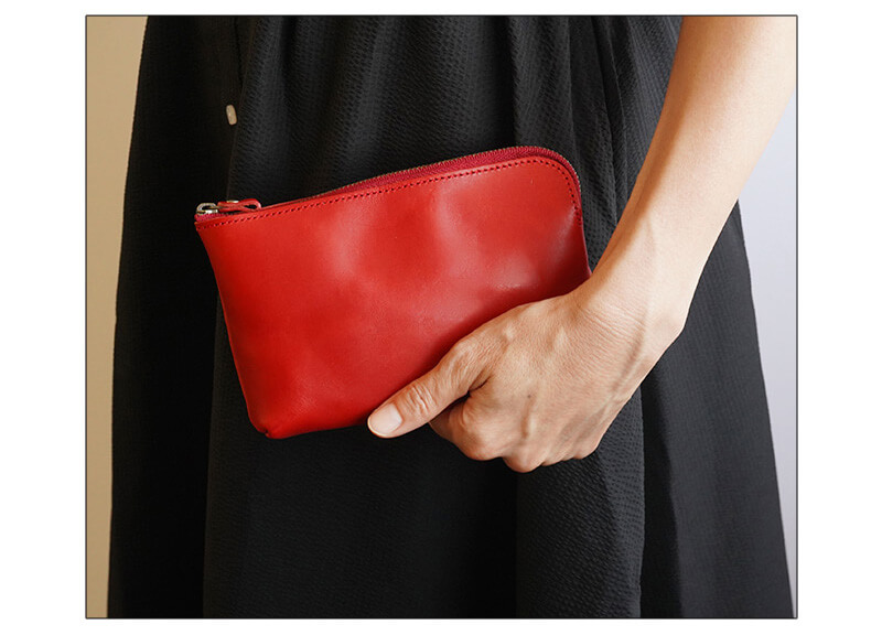 ちょっと席を外したい時や、セカンドバッグとしても、必要なものだけをスマートに持ち運ぶことができます。