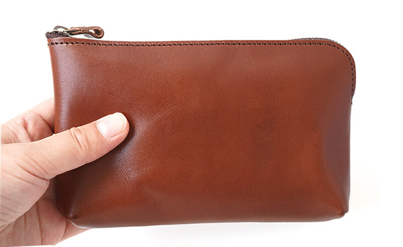 本革ならでは、しっとりとした質感。