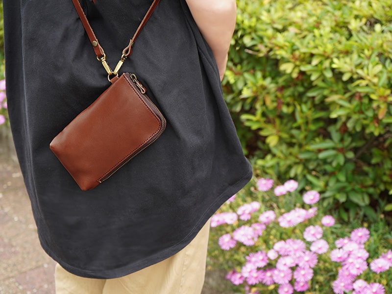 ストラップをつければショルダーバックとして使えるタテ型ポーチ