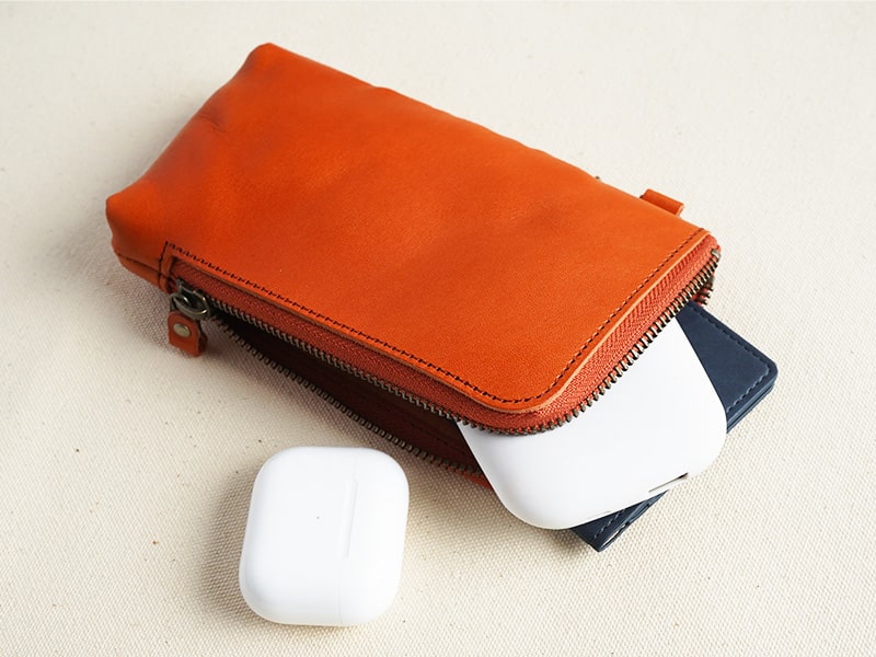 イヤホン等のガジェットが入っている様子。