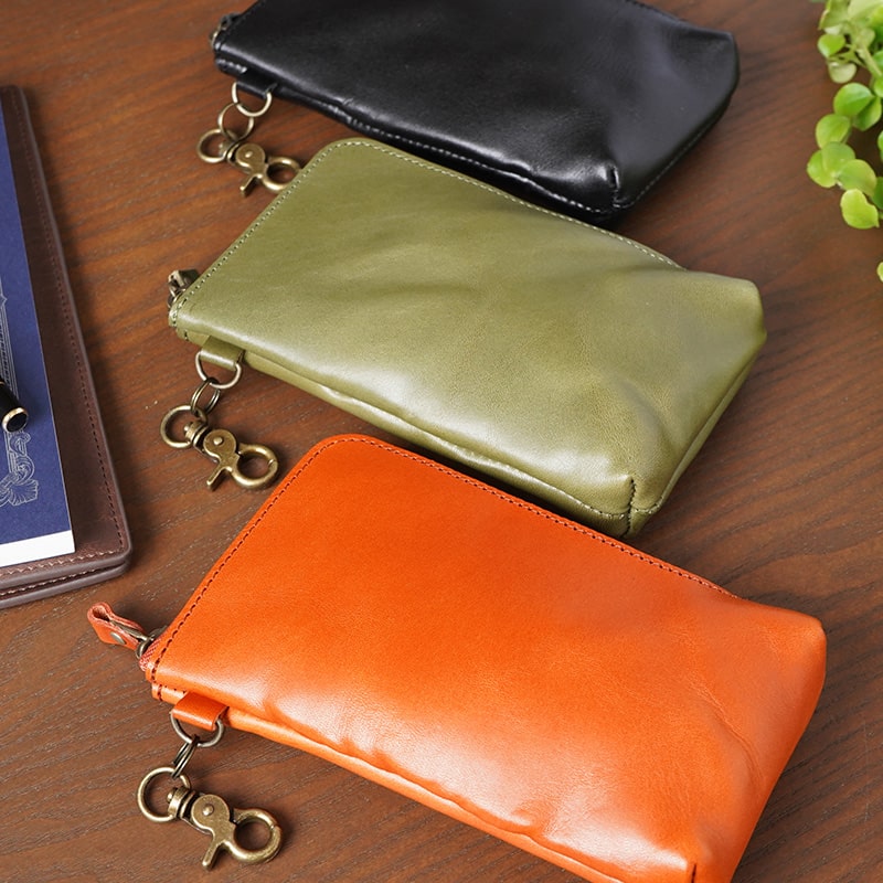 「栃木レザー」を贅沢に使用したタテ型マルチポーチ。レッドブラウン、カーキ、ブラック。