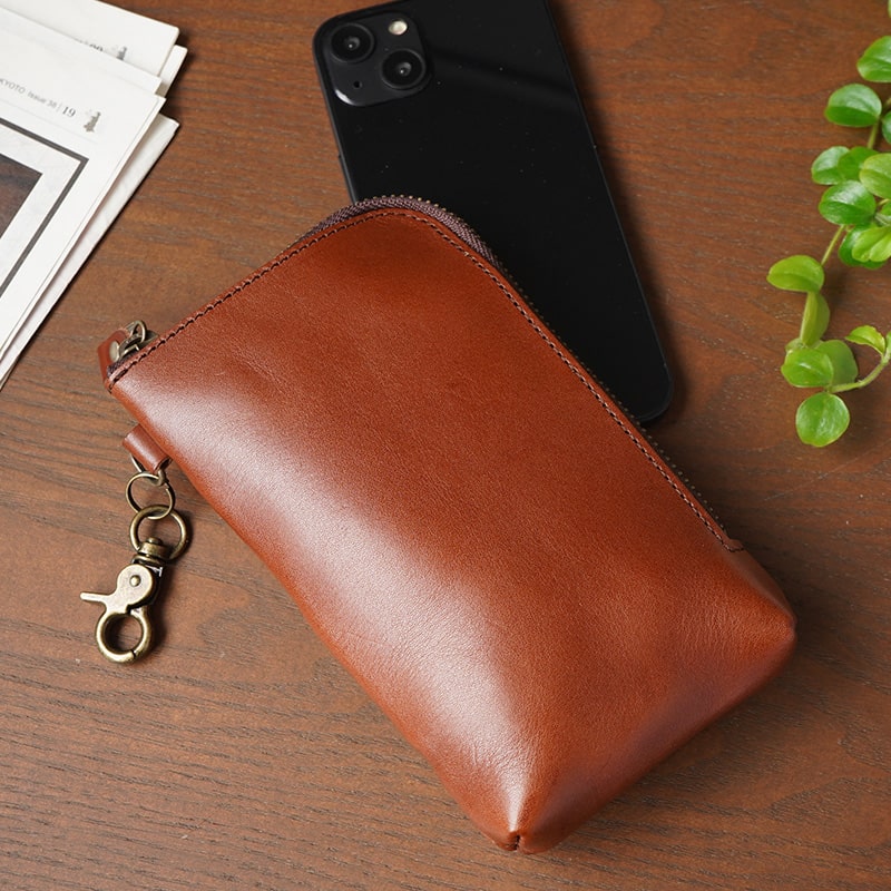 「栃木レザー」を贅沢に使用したタテ型マルチポーチ。チョコ色。