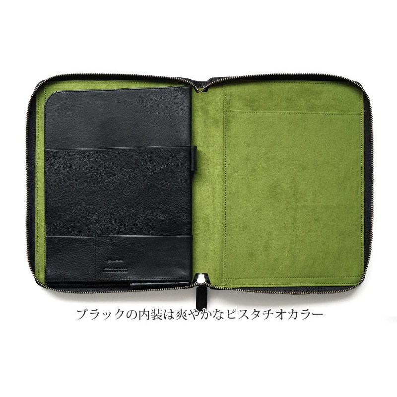 ブラックの内装は爽やかなピスタチオカラー