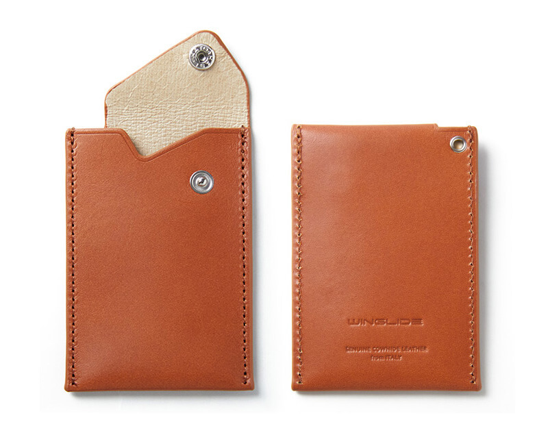 上部のボタン付フラップが、カードの飛び出しを防ぎます。小窓が無いため、カード情報を他人に見られる心配なく、ICカードを入れたまま改札機にタッチすることができます。