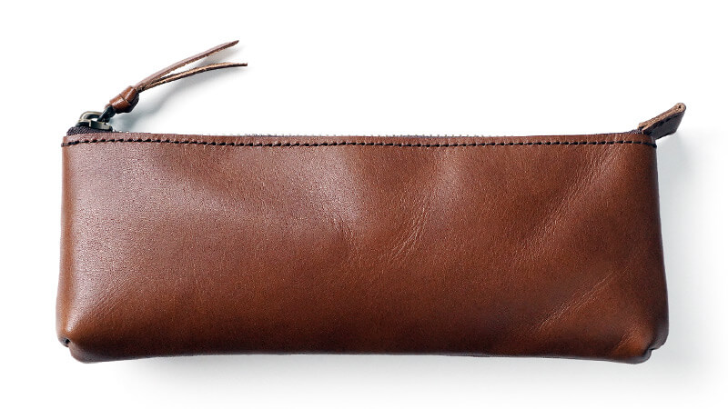 無駄を削ぎ落とした、シンプルな造りのペンケースです。