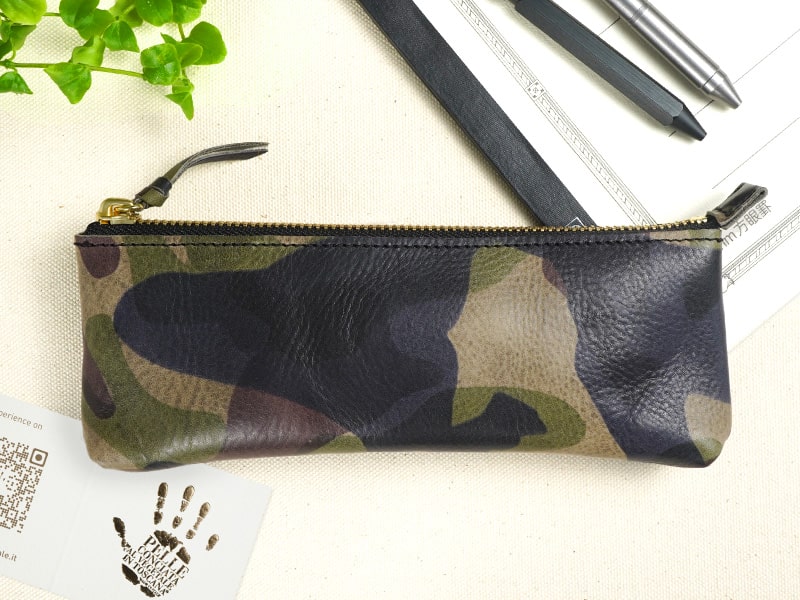 カモフラージュ柄のカジュアルさと、本革ならではの重厚感を兼ね備えたペンケース