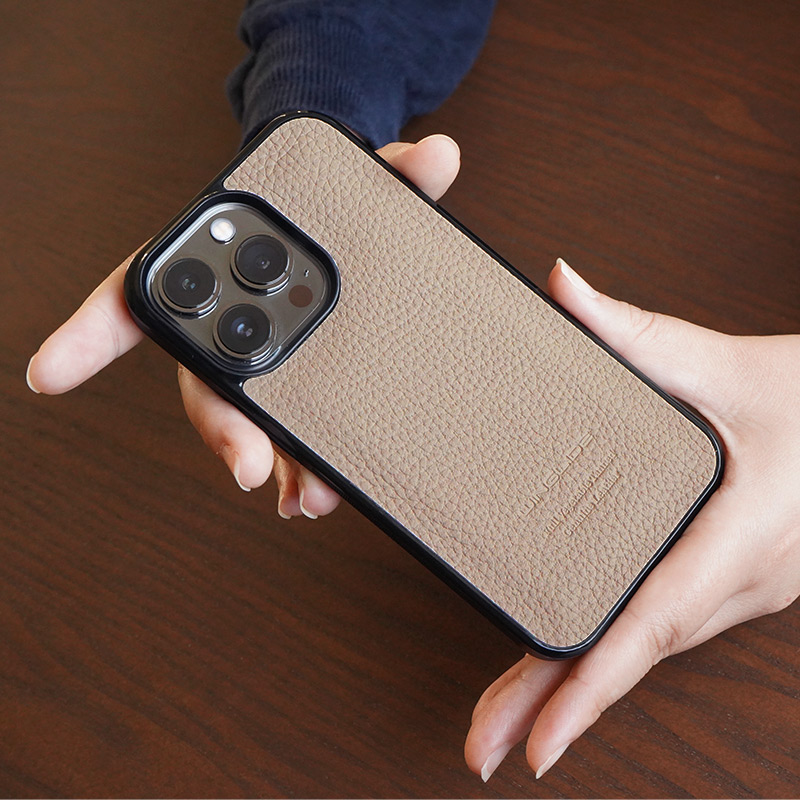 WINGLIDE『iPhone13シリーズ対応 シュランケンカーフ 背面カバー ケース』は手になじむ本革です。