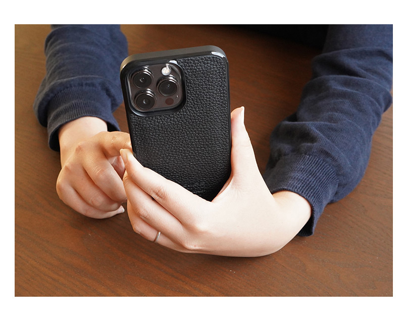 高品質な天然皮革シュランケンカーフを使用した上質な背面ケース