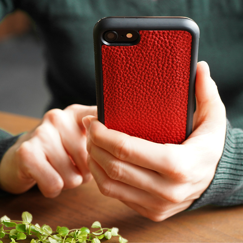 スマホを使うたびに、上質な革の質感をお楽しみください。