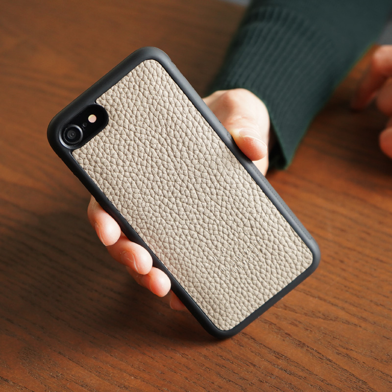 上質な革の質感を楽しみながら、iPhoneを保護するタイプのスマホケース