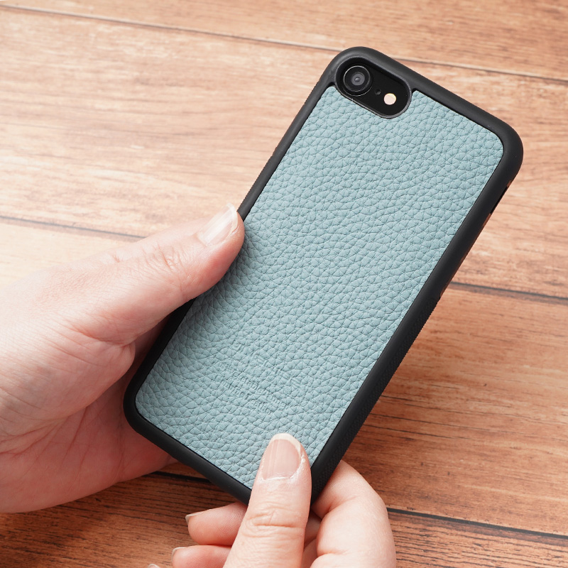 上質な革の質感を楽しみながら、iPhoneを保護するタイプのスマホケース