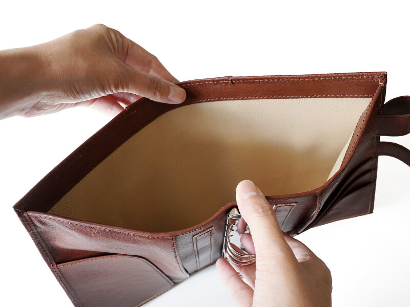 大きく開く背面ポケットを搭載しました。B5サイズまでの紙を折らずにそのまま収納することができます。