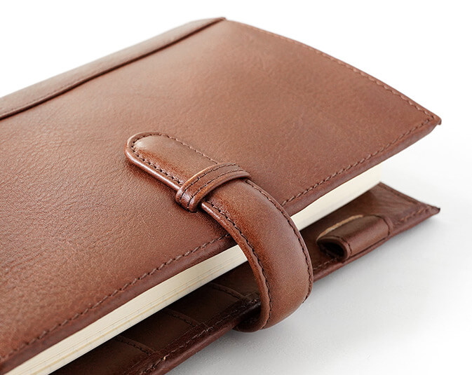 留め具は差し込み式のベルトになっています。クッション性があり、厚みのあるしっかりとしたベルトです。