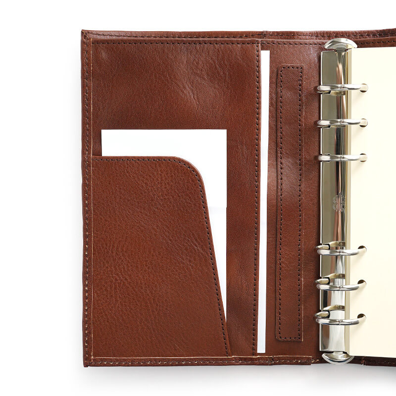 左側にはあおりポケットが1ヶ所と、その裏にフリーポケットがあります。