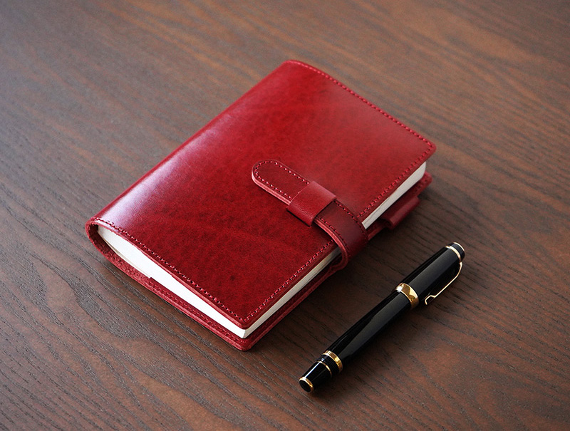 ルガトーレザー手帳カバー レッドがおすすめ