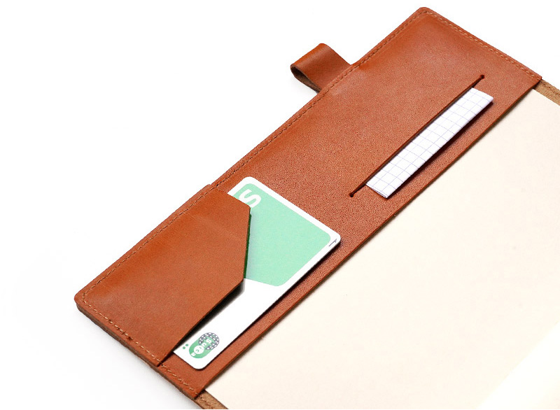 便利なカード収納ポケット付き