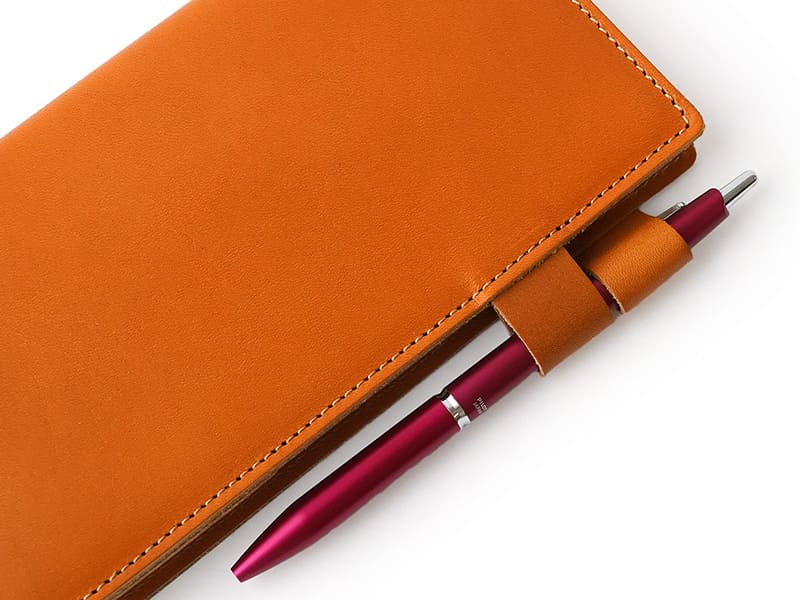 ペンホルダーにペンを挿すことでベルトと同じ役割を果たします