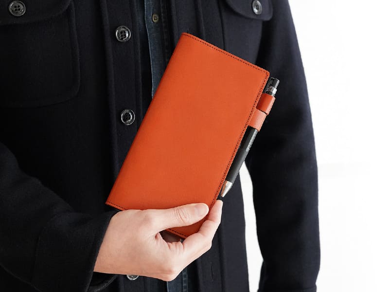 発色が良く滑らかな手触りの栃木レザーを使用した手帳カバー